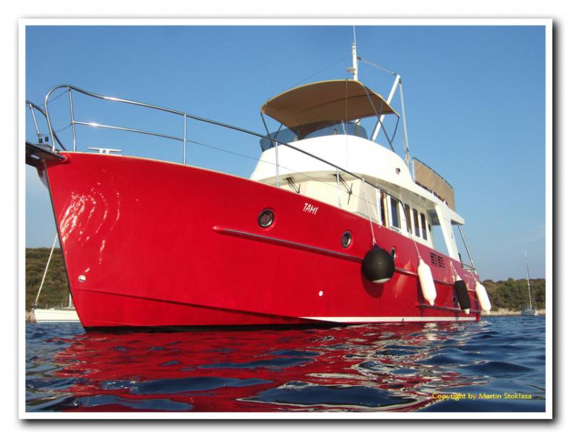 Beneteau Swift Trawler mit rotem Rumpf