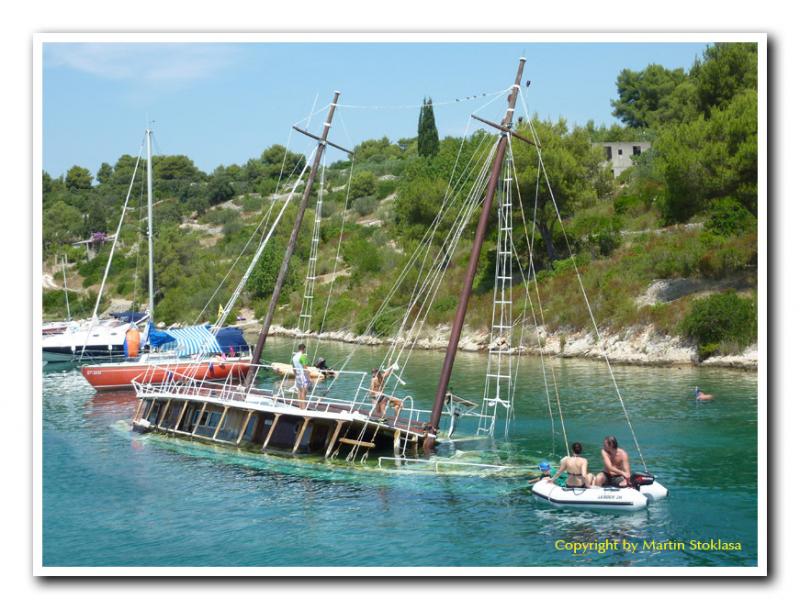 Versunkenes Schiff in der Bucht Necujam